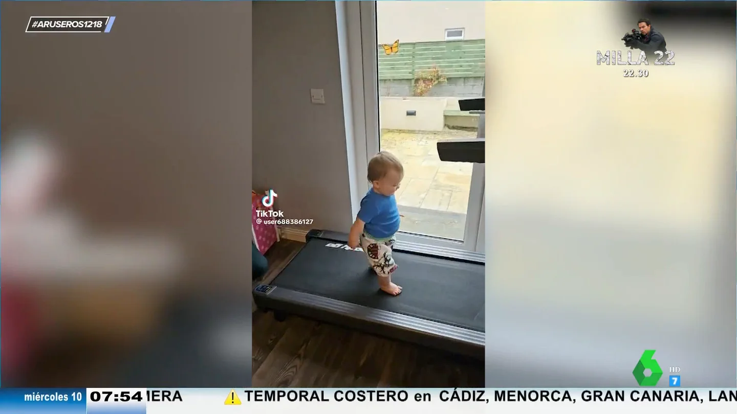 Así de bien se lo pasa este bebé encima de una cinta andadora: el vídeo viral que desata las risas en el plató de Aruser@s Así de bien se lo pasa este bebé encima de una cinta andadora: el vídeo viral que desata las risas en el plató de Aruser@s