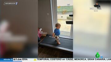Así de bien se lo pasa este bebé encima de una cinta andadora: el vídeo viral que desata las risas en el plató de Aruser@s