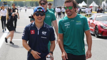 Yuki Tsunoda y Fernando Alonso