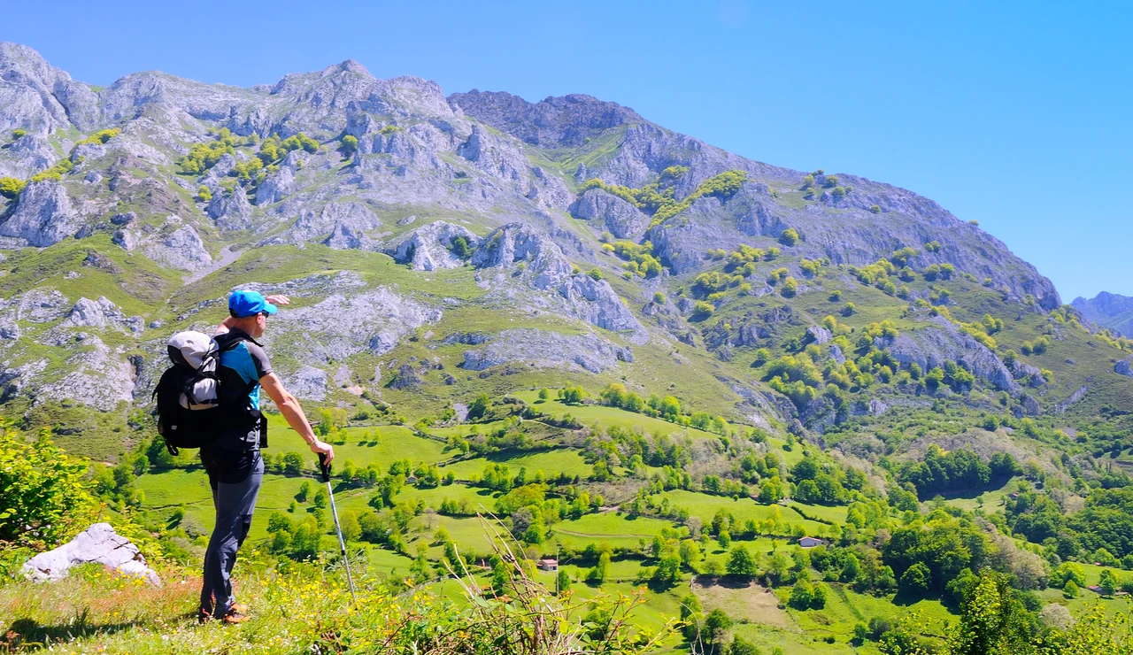 Hombre haciendo una ruta en Asturias