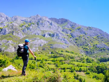 Hombre haciendo una ruta en Asturias Hombre haciendo una ruta en Asturias