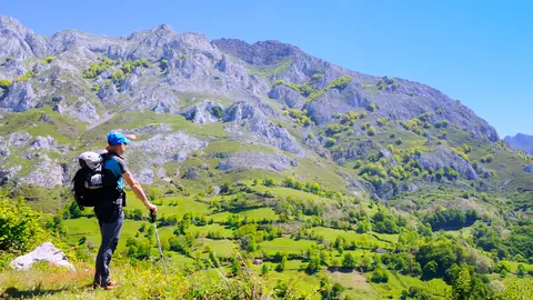 Hombre haciendo una ruta en Asturias Hombre haciendo una ruta en Asturias