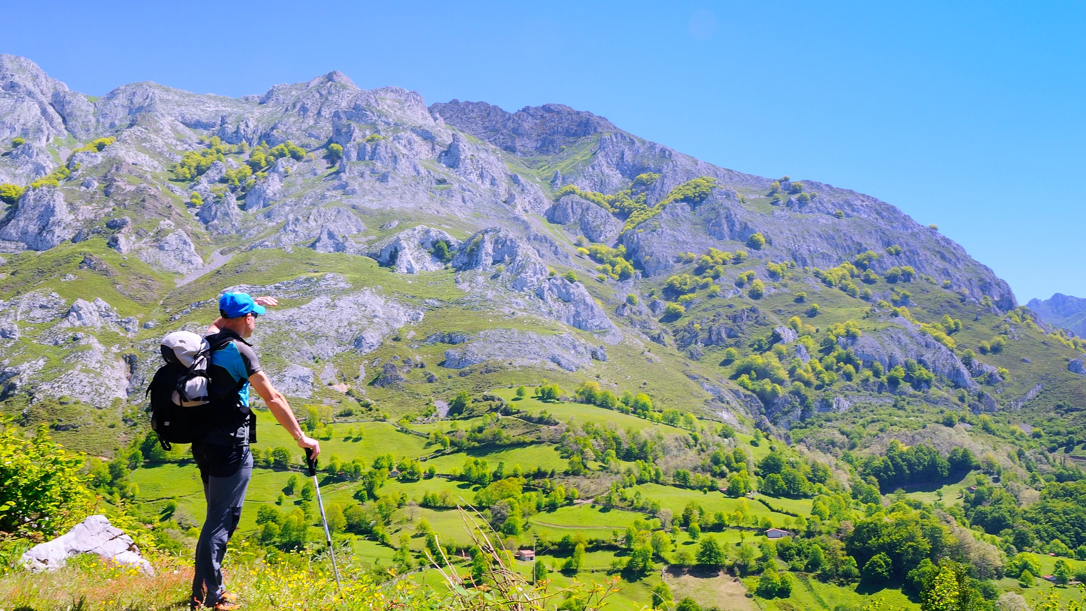 Hombre haciendo una ruta en Asturias