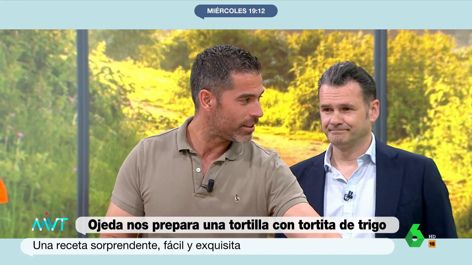 Pablo Ojeda descubre mitos y verdades sobre los huevos y, mientras prepara una curiosa tortilla, explica en este vídeo por qué en los supermercados se encuentran en el lineal, pero nosotros los tenemos que guardar en el frigorífico.