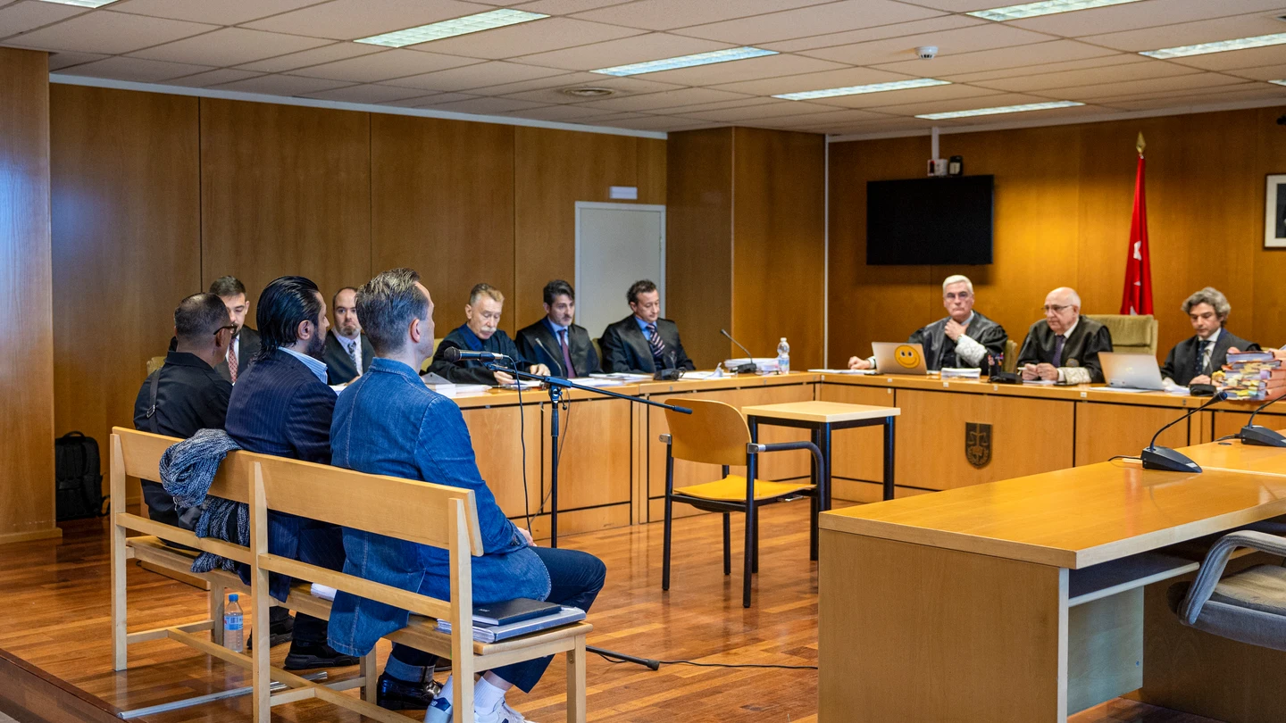 El bailaor Rafael Amargo (2i), el productor Eduardo de Santos (3i) y el socio de Amargo, Miguel Ángel Batista (i), en el banquillo de los acusados en la Audiencia Provincial de Madrid El bailaor Rafael Amargo (2i), el productor Eduardo de Santos (3i) y el socio de Amargo, Miguel Ángel Batista (i), en el banquillo de los acusados en la Audiencia Provincial de Madrid