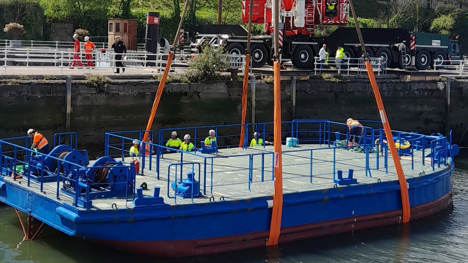 Maniobra para trasladar la gabarra del dique del Museo Marítimo de Bilbao a la ría.