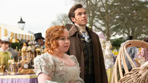 Nicola Coughlan como Penelope Featherington y Luke Newton como Colin Bridgerton en la temporada 3 Nicola Coughlan como Penelope Featherington y Luke Newton como Colin Bridgerton en la temporada 3