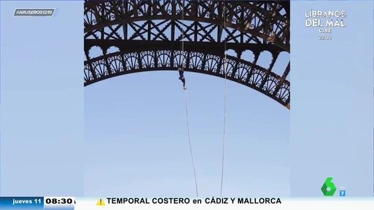 Trepa con una cuerda hasta el segundo piso de la torre Eiffel para batir el récord: "Solo por la cola que te ahorras ya vale la pena" Trepa con una cuerda hasta el segundo piso de la torre Eiffel para batir el récord: "Solo por la cola que te ahorras ya vale la pena"