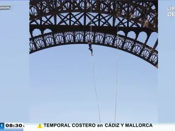 Trepa con una cuerda hasta el segundo piso de la torre Eiffel para batir el récord: &quot;Solo por la cola que te ahorras ya vale la pena&quot;