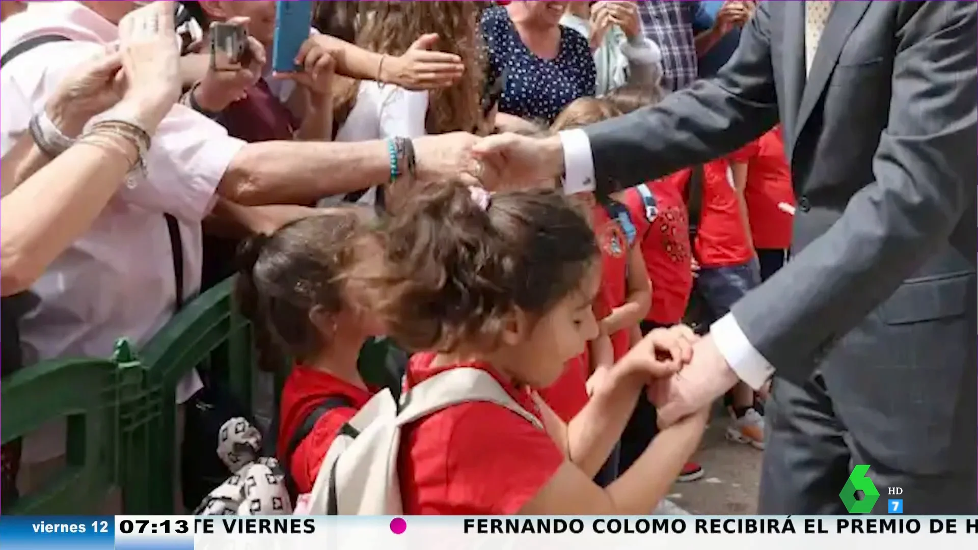 El curioso gesto de una niña al encontrarse con el rey Felipe VI: así le pellizca para comprobar si es real