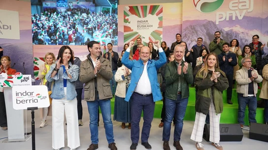 El presidente del EBB, Andoni Ortuzar, con los brazos en alto en el acto del Aberri Eguna del PNV. El presidente del EBB, Andoni Ortuzar, con los brazos en alto en el acto del Aberri Eguna del PNV.