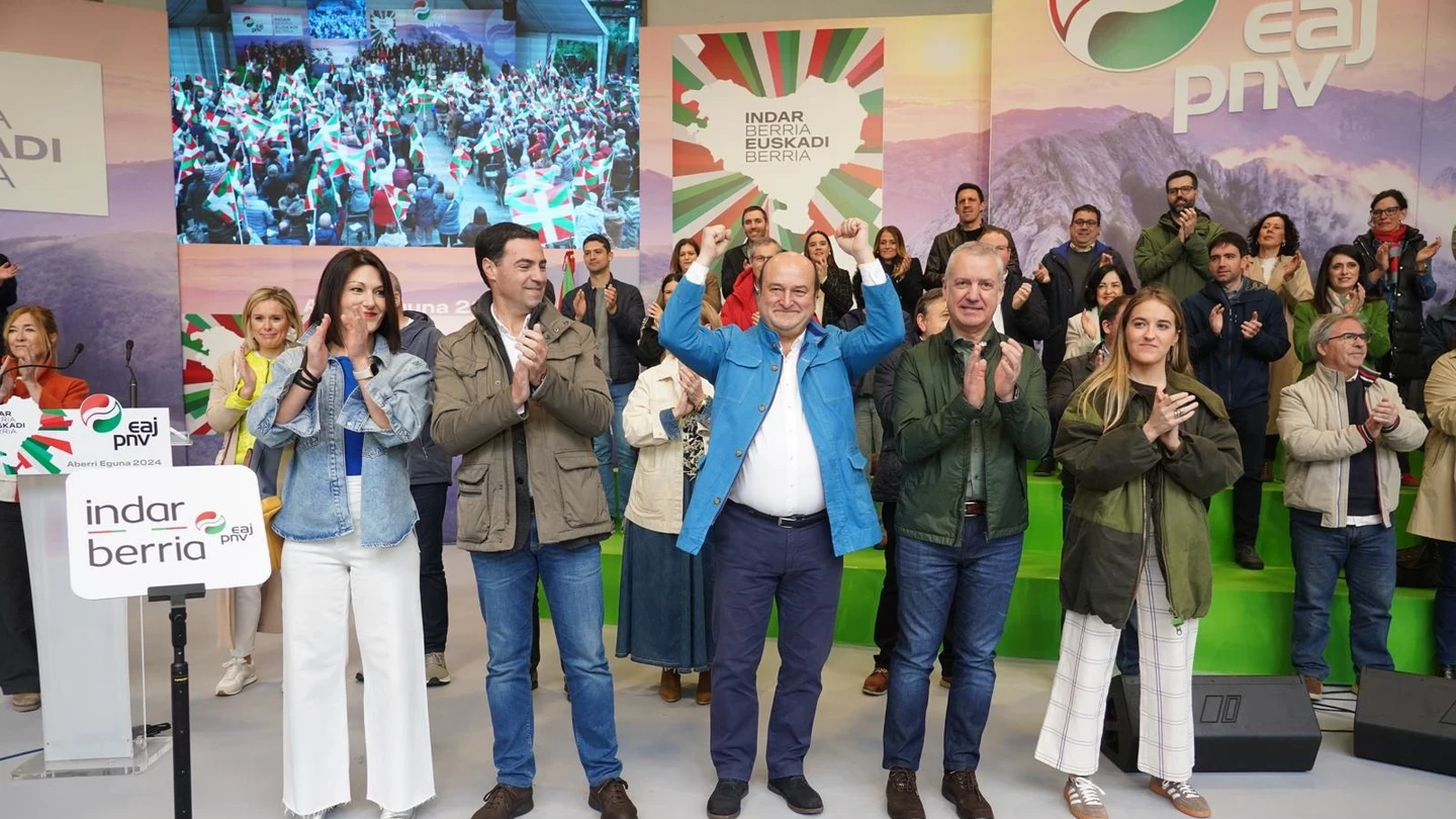El presidente del EBB, Andoni Ortuzar, con los brazos en alto en el acto del Aberri Eguna del PNV. El presidente del EBB, Andoni Ortuzar, con los brazos en alto en el acto del Aberri Eguna del PNV.