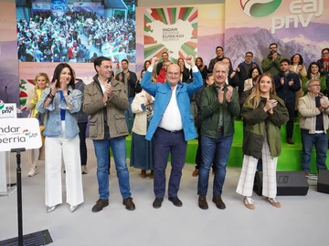 El presidente del EBB, Andoni Ortuzar, con los brazos en alto en el acto del Aberri Eguna del PNV. El presidente del EBB, Andoni Ortuzar, con los brazos en alto en el acto del Aberri Eguna del PNV.
