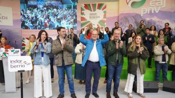 El presidente del EBB, Andoni Ortuzar, con los brazos en alto en el acto del Aberri Eguna del PNV.