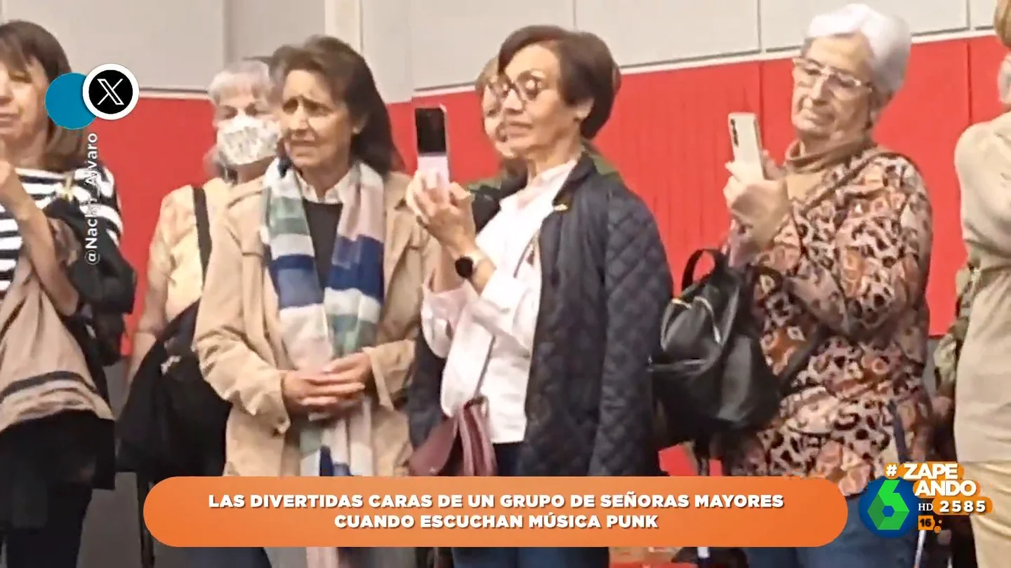 Las divertidas caras de un grupo de señoras cuando escuchan música punk Las divertidas caras de un grupo de señoras cuando escuchan música punk