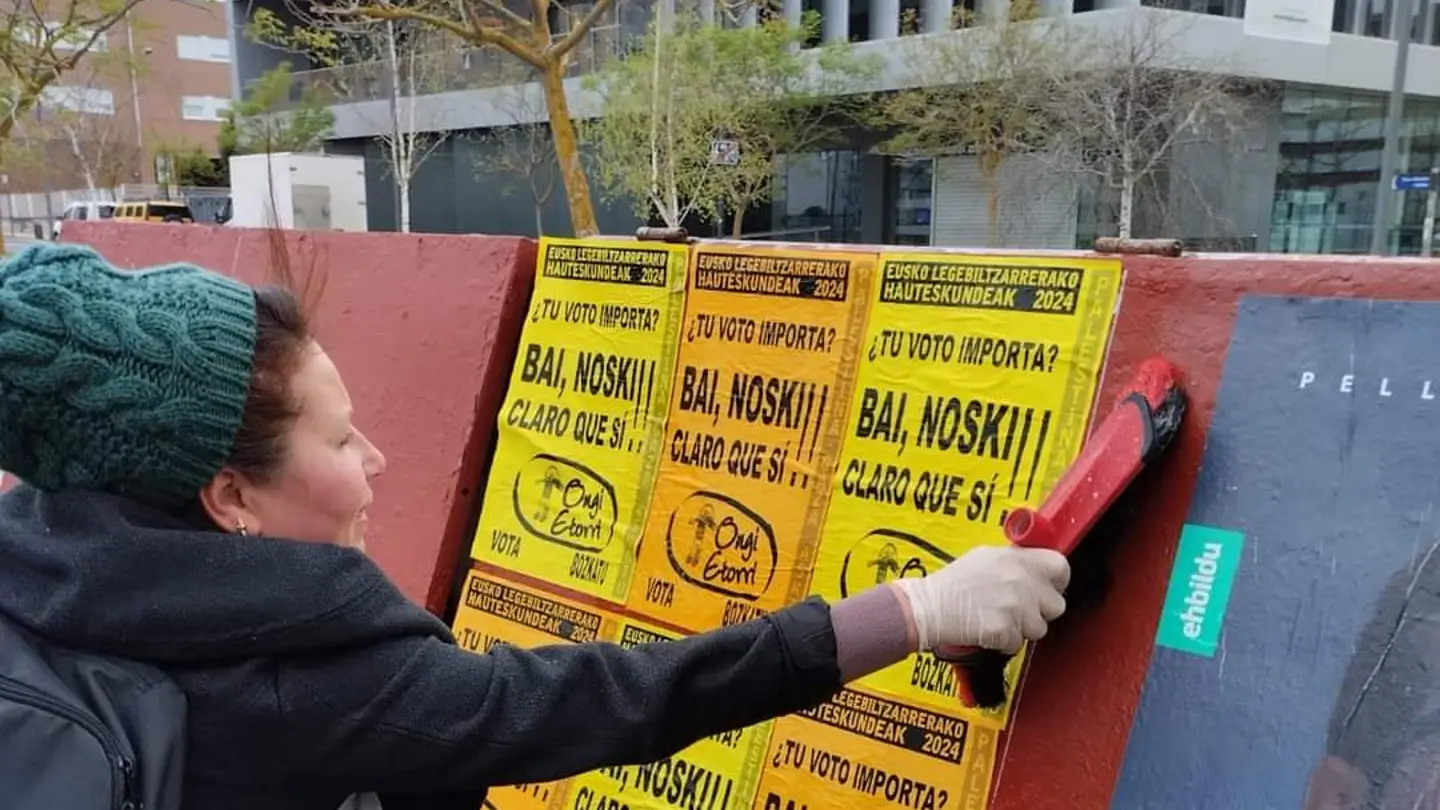 Una integrante del partido Ongi Etorri pegando carteles en la campaña electoral de las elecciones vascas de 2024 Una integrante del partido Ongi Etorri pegando carteles en la campaña electoral de las elecciones vascas de 2024
