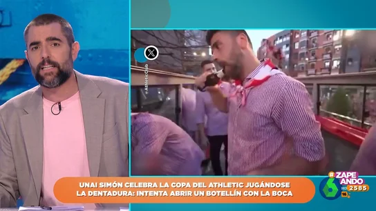 La impactante habilidad de Unai Simón: así abre un botellín de cerveza con los dientes en la celebración de la Copa del Rey La impactante habilidad de Unai Simón: así abre un botellín de cerveza con los dientes en la celebración de la Copa del Rey