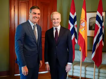 El presidente del Gobierno, Pedro Sánchez, junto al primer ministro de Noruega, Jonas Gahr Store 