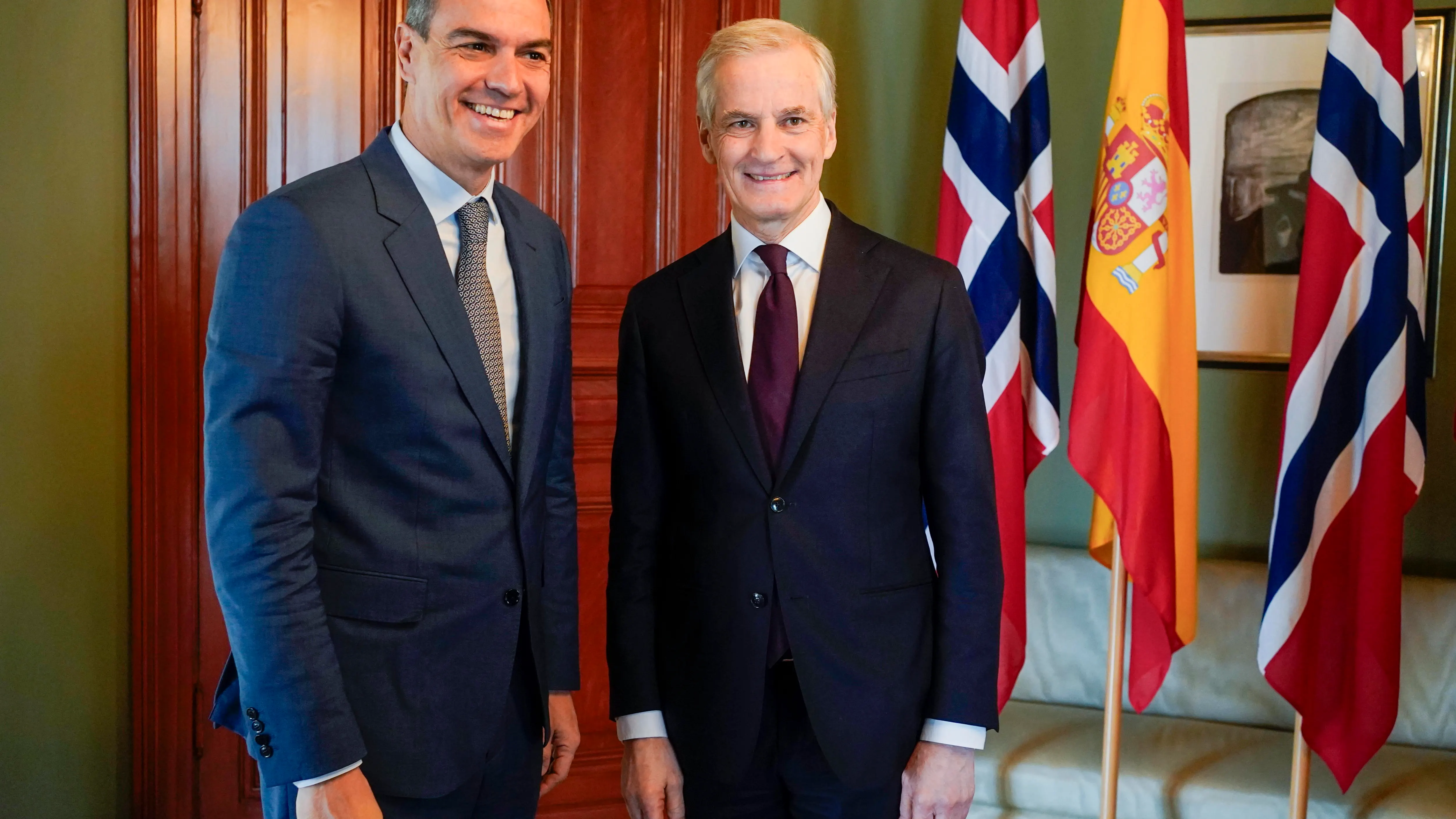 El presidente del Gobierno, Pedro Sánchez, junto al primer ministro de Noruega, Jonas Gahr Store 