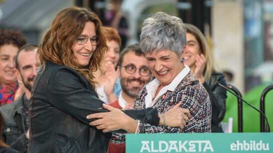 Ima Garrastatxu (EH Bildu), a la derecha, en un mitin en Sestao junto a la vicepresidenta de la Generalitat, Laura Vilagrà