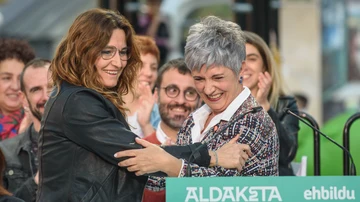 Ima Garrastatxu (EH Bildu), a la derecha, en un mitin en Sestao junto a la vicepresidenta de la Generalitat, Laura Vilagrà