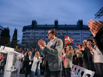 Pello Otxandiano (EH Bildu), en el inicio de la campa&ntilde;a electoral en Vitoria (&Aacute;lava)