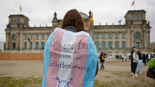 Concentración en apoyo de la ley de autodeterminación de género en Berlín. Concentración en apoyo de la ley de autodeterminación de género en Berlín.