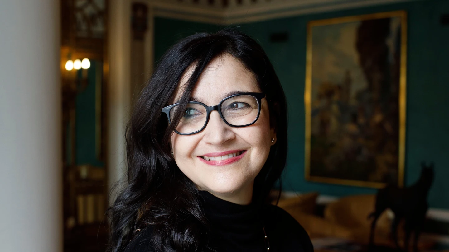 Carmen Verde La trabajadora del Correos italiano que ha revolucionado el mundo editorial con una novela sobre el amor (ausente) de una madre
