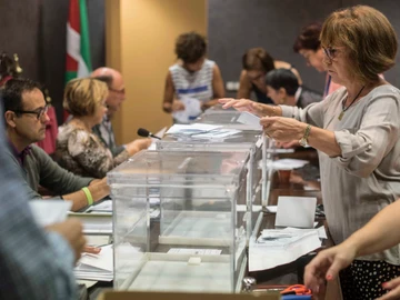 Una mesa electoral contando los votos por correo en unas elecciones en Euskadi Una mesa electoral contando los votos por correo en unas elecciones en Euskadi