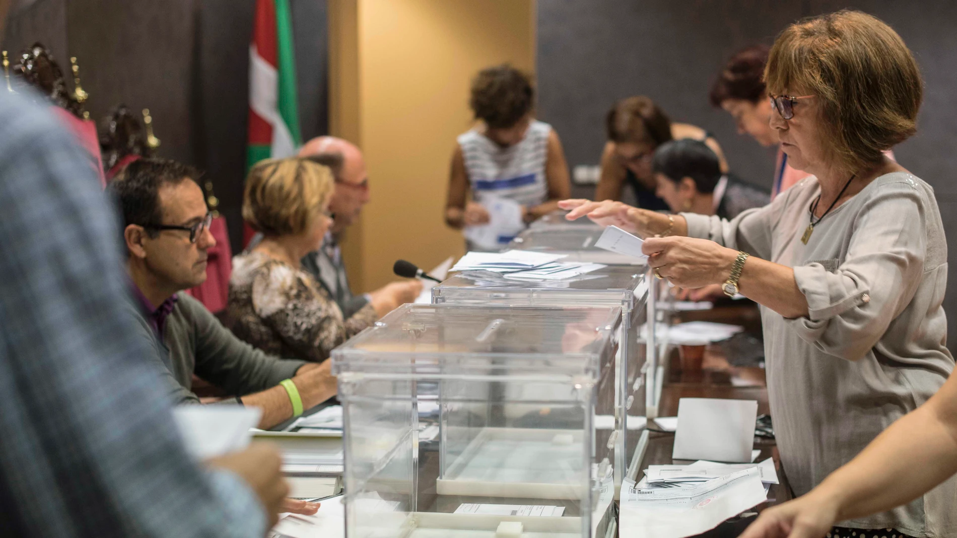 Una mesa electoral contando los votos por correo en unas elecciones en Euskadi