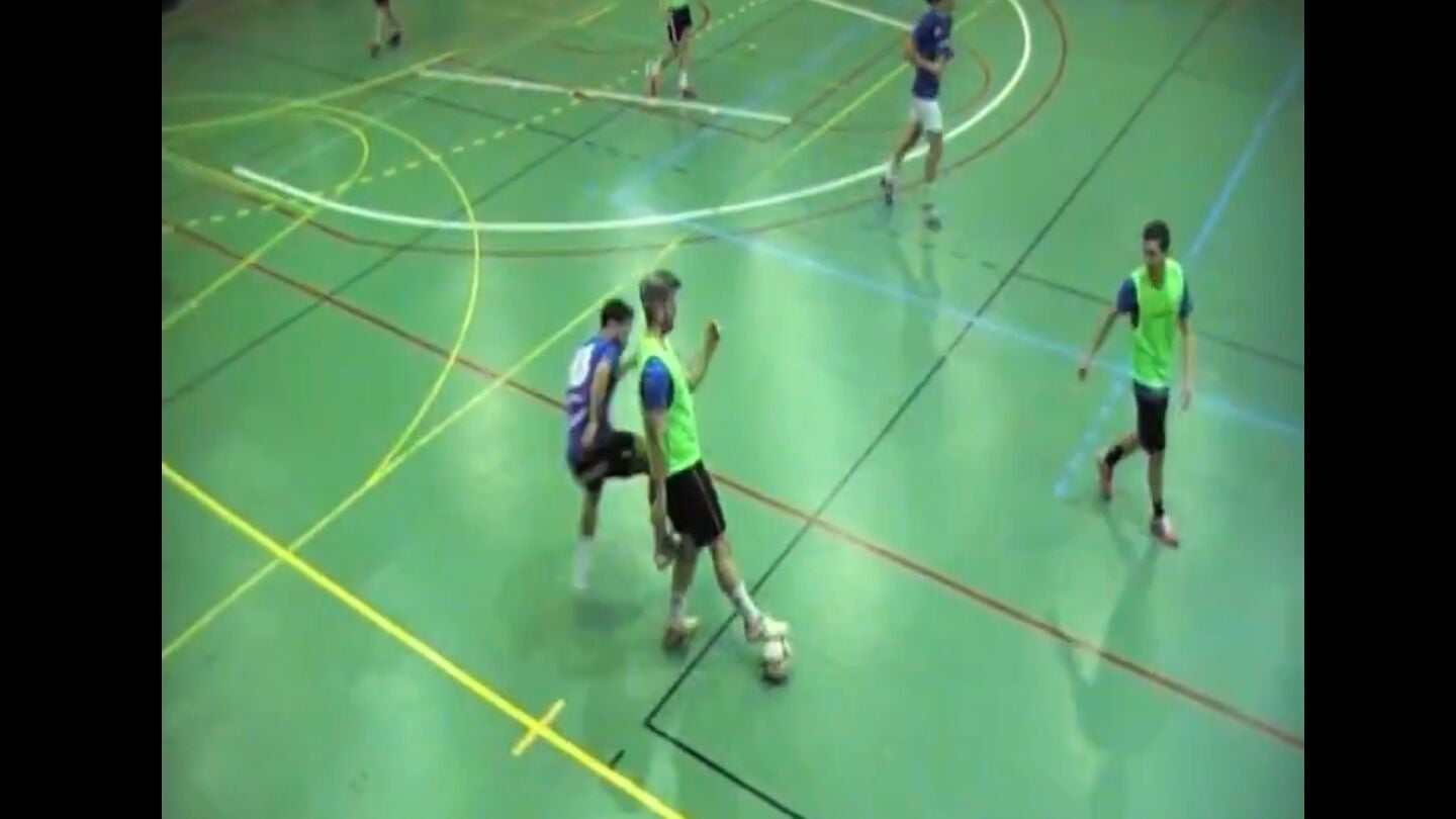 Entrada salvaje en un partido de f&uacute;tbol sala
