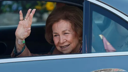 La reina Sofía saluda a la prensa a su salida de la clínica Ruber tras su ingreso por una infección. La reina Sofía saluda a la prensa a su salida de la clínica Ruber tras su ingreso por una infección.
