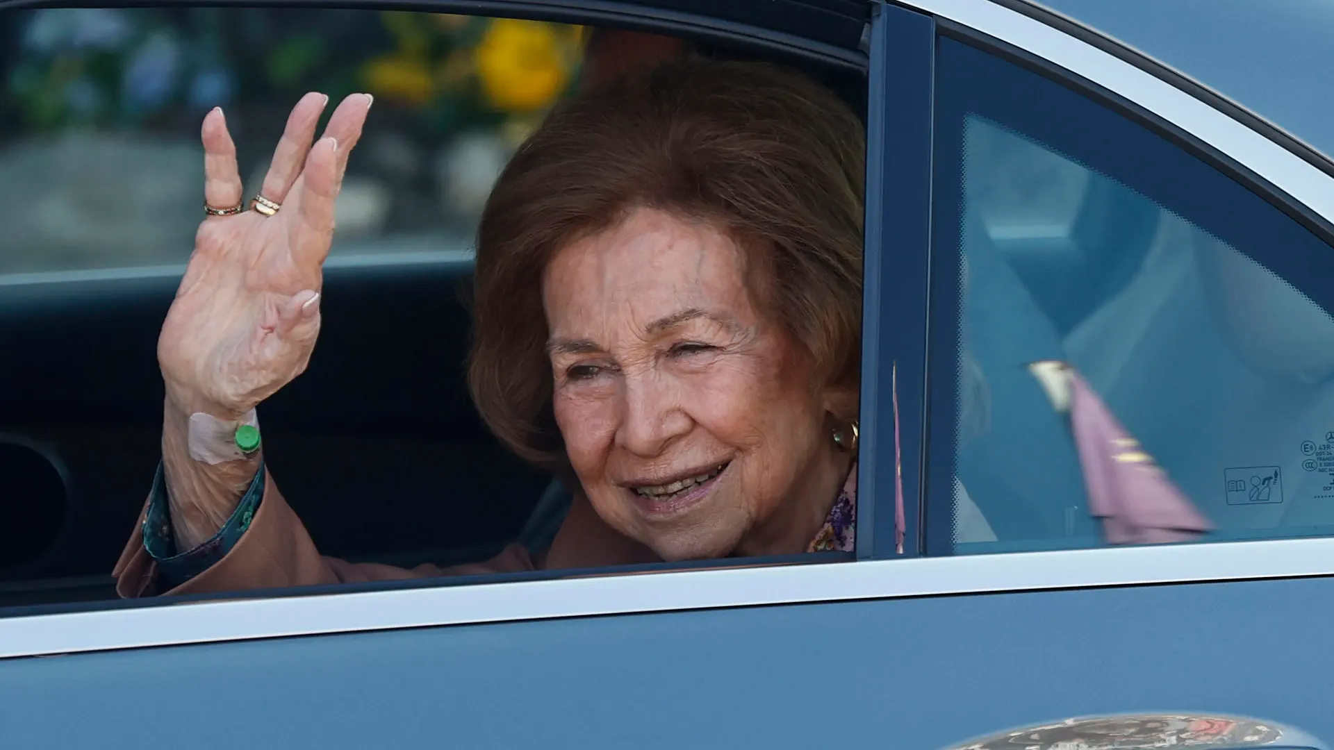 La reina Sofía saluda a la prensa a su salida de la clínica Ruber tras su ingreso por una infección. La reina Sofía saluda a la prensa a su salida de la clínica Ruber tras su ingreso por una infección.