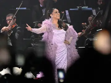 Isabel Pantoja sobre el escenario durante su concierto de su gira 50 aniversario en el WiZink Center, a 13 de abril de 2024, en Madrid
