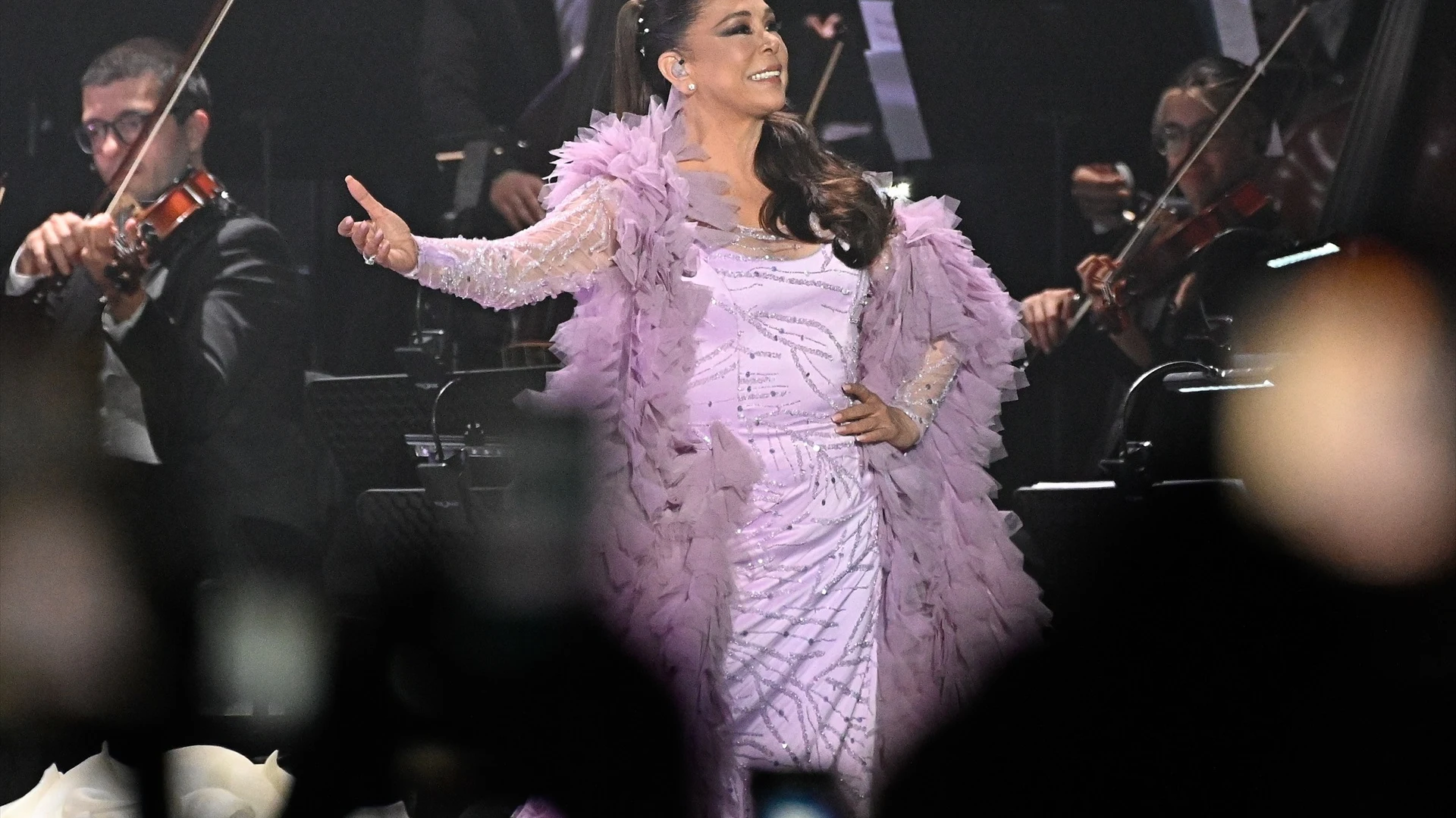 Isabel Pantoja sobre el escenario durante su concierto de su gira 50 aniversario en el WiZink Center, a 13 de abril de 2024, en Madrid