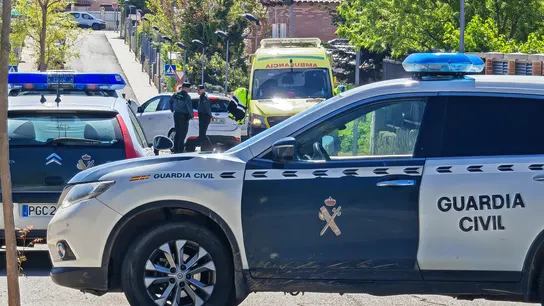 Agentes de la Guardia Civil controlan este sábado la entrada la urbanización donde se produjo el crimen Agentes de la Guardia Civil controlan este sábado la entrada la urbanización donde se produjo el crimen