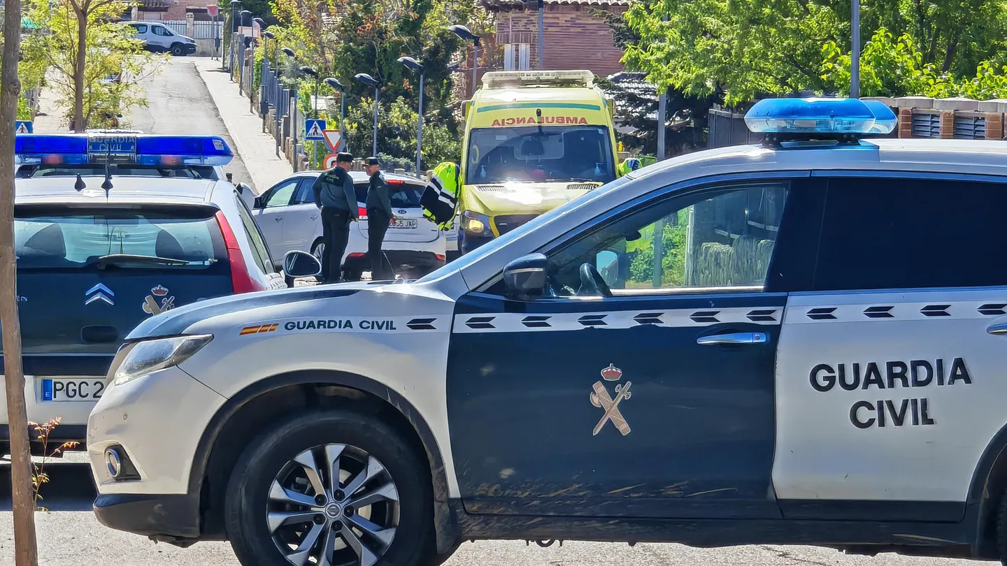 Agentes de la Guardia Civil controlan este sábado la entrada la urbanización donde se produjo el crimen Agentes de la Guardia Civil controlan este sábado la entrada la urbanización donde se produjo el crimen