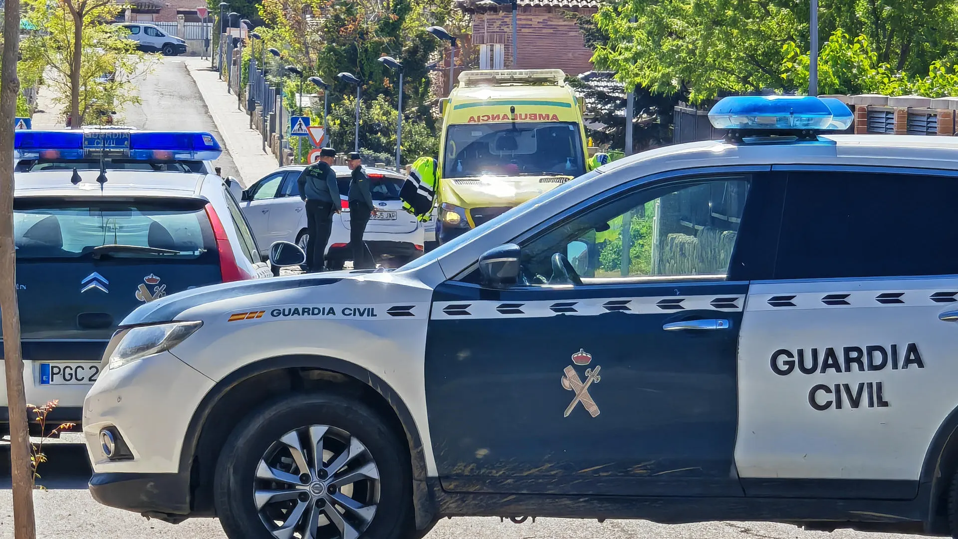 Agentes de la Guardia Civil controlan este sábado la entrada la urbanización donde se produjo el crimen