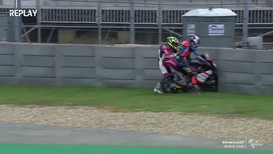 Iván Ortolá, tratando de subirse a la moto de un rival Iván Ortolá, tratando de subirse a la moto de un rival