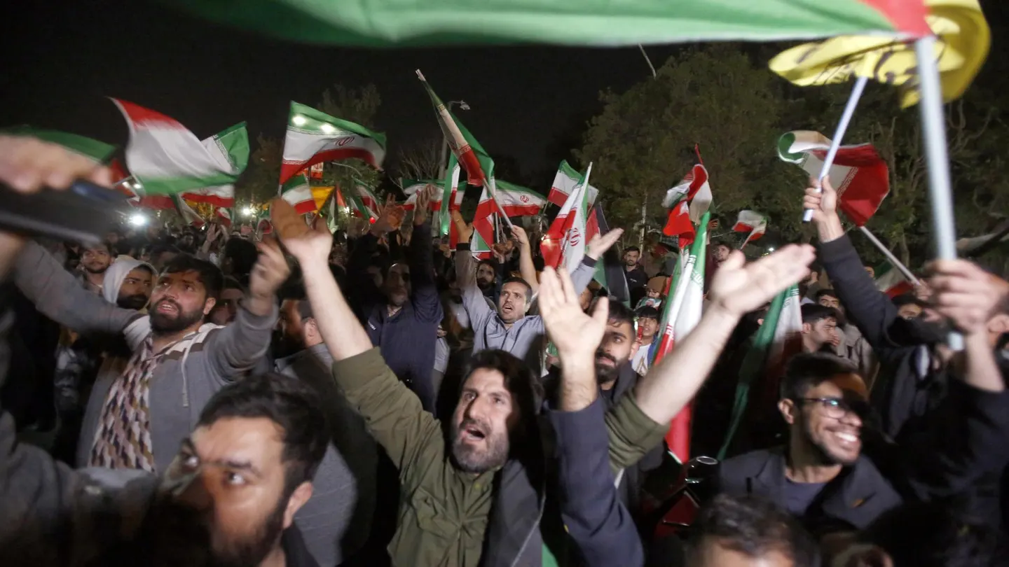 Iraníes celebran el lanzamiento de drones contra Israel Iraníes celebran el lanzamiento de drones contra Israel