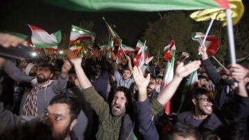 Iraníes celebran el lanzamiento de drones contra Israel