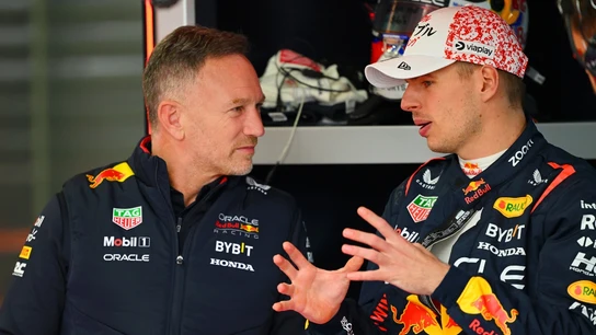 Max Verstappen charla con Christian Horner Max Verstappen charla con Christian Horner