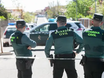 Agentes de la Guardia Civil ante la casa de Chiloeches en la que han aparecido los cadáveres de un matrimonio y su hija.