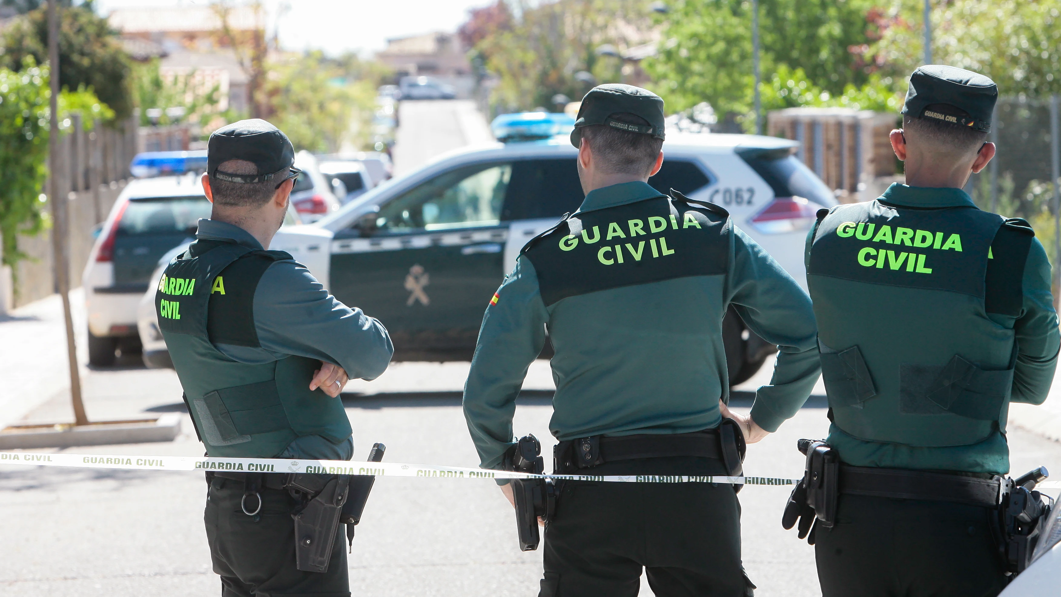 Agentes de la Guardia Civil ante la casa de Chiloeches en la que han aparecido los cadáveres de un matrimonio y su hija.