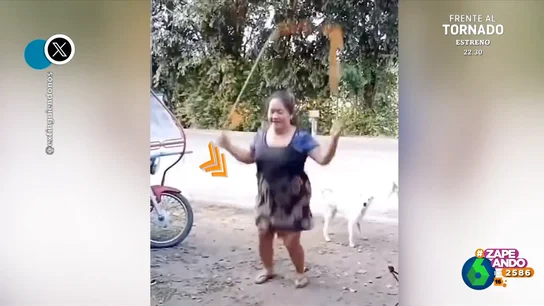 La inesperada 'pérdida' que sufre una mujer mientras salta a la comba La inesperada 'pérdida' que sufre una mujer mientras salta a la comba