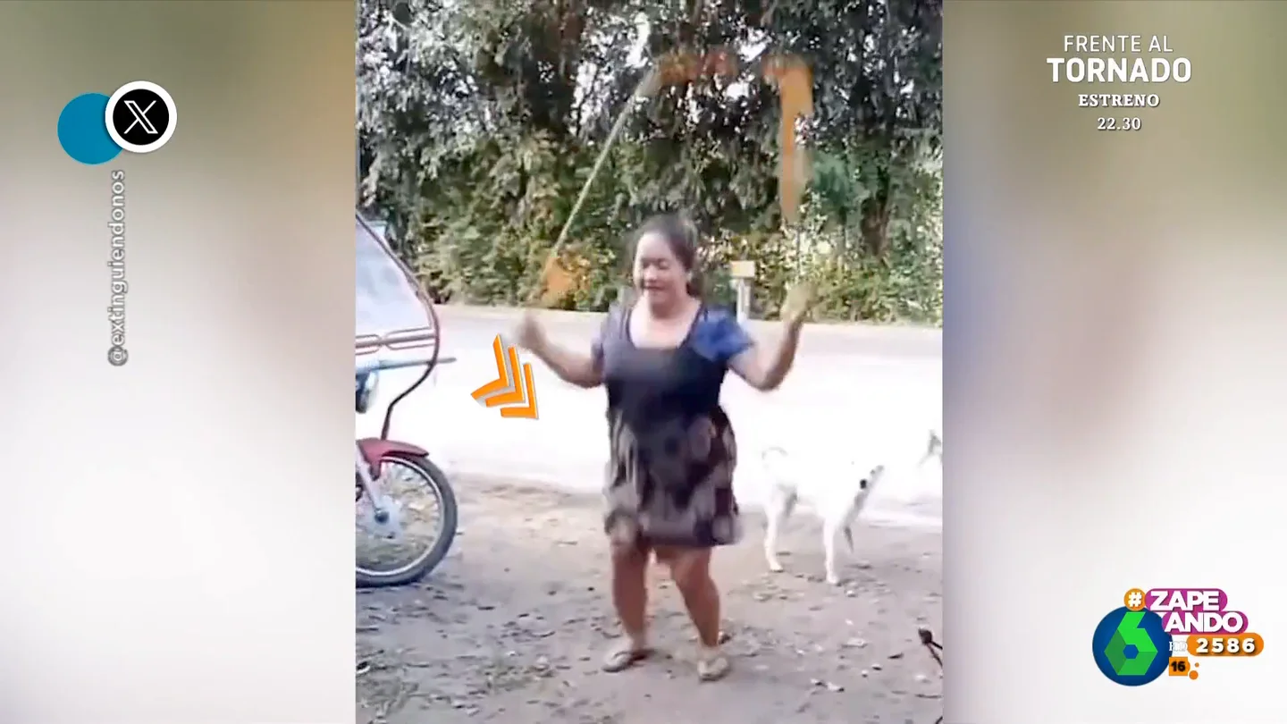 La inesperada 'pérdida' que sufre una mujer mientras salta a la comba La inesperada 'pérdida' que sufre una mujer mientras salta a la comba