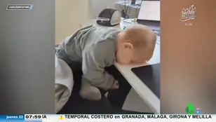 La incomodísima postura en la que un bebé se duerme sobre la mesa de teletrabajo de su papá 