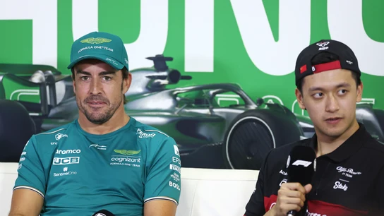 Fernando Alonso y Guanyu Zhou Fernando Alonso y Guanyu Zhou