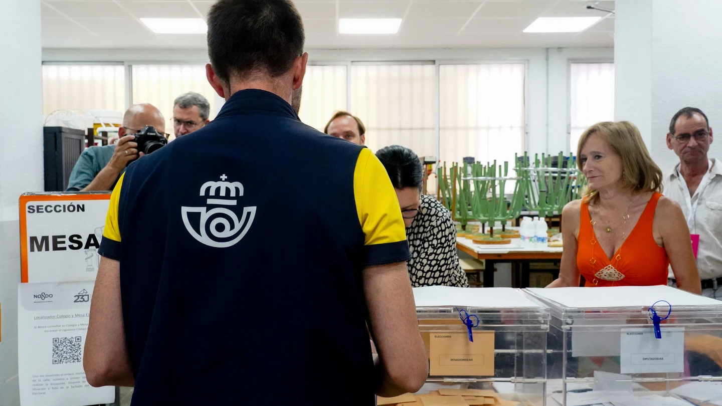 Un cartero llega al colegio electoral con el voto por correo correspondiente durante las elecciones generales. Un cartero llega al colegio electoral con el voto por correo correspondiente durante las elecciones generales.