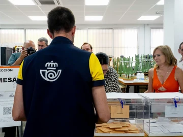 Un cartero llega al colegio electoral con el voto por correo correspondiente durante las elecciones generales. Un cartero llega al colegio electoral con el voto por correo correspondiente durante las elecciones generales.